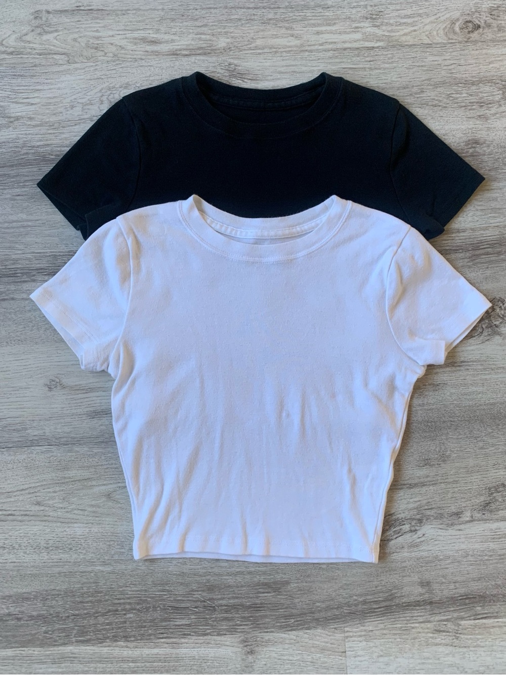 Bundle of 2! 100% cotton Hollister crop baby Crewneck Tees-black & white-XS